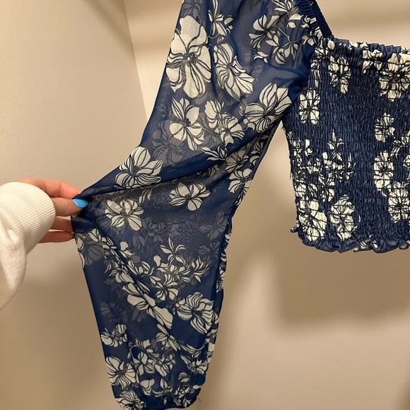 The Shore smocked sheer crop top in floral blue/white pattern! Size SMALL - Picture 3 of 5